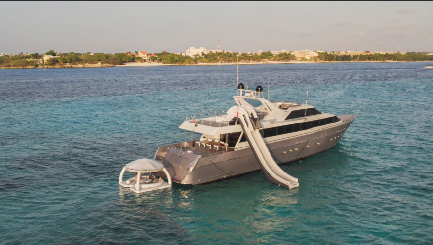 Renta del mega yate Avalon de 115 pies en Cancun