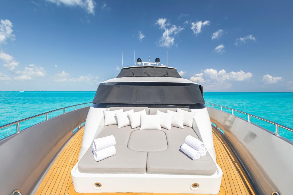 115 ft yacht anchored in Cancun