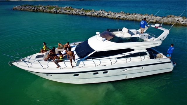 Riviera Maya yacht rentals - azimut 47 side view