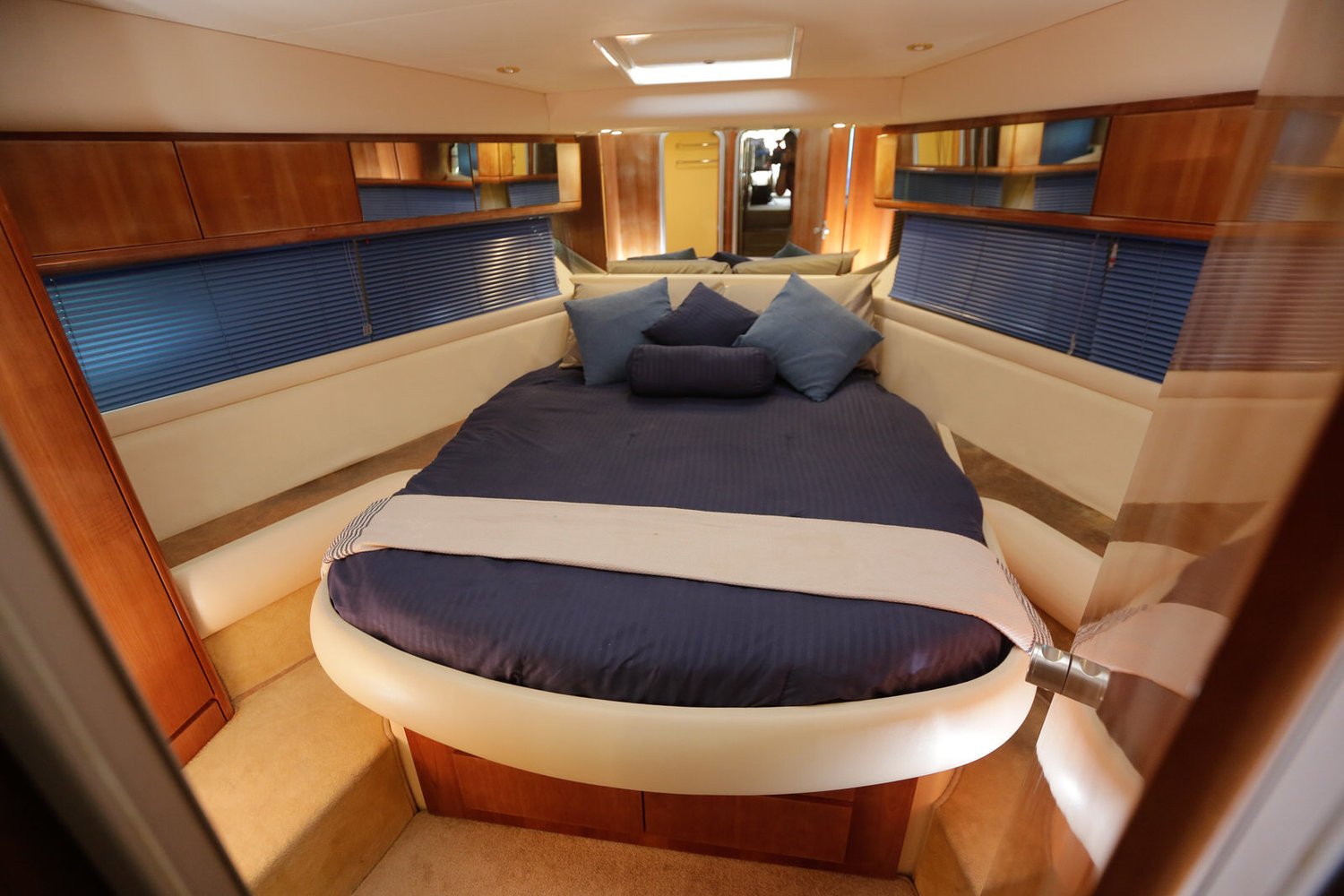yacht rentals - azimut 47 interior 2