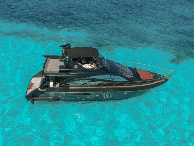Renta del yate negro Azimut 58 en Cancun
