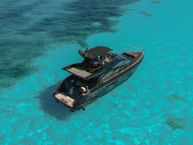 Azimut 58 luxury service in Cancun