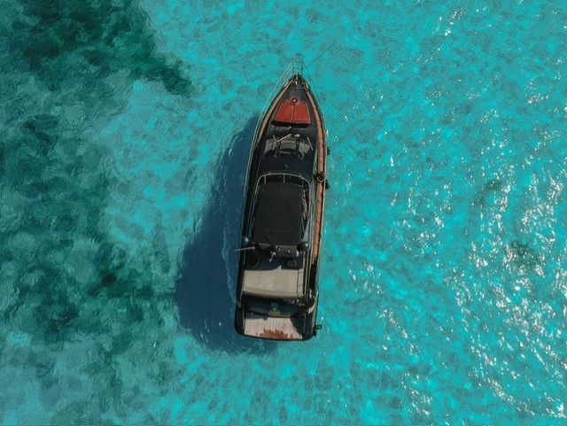 Azimut 58 ft black yacht rental in Cancun
