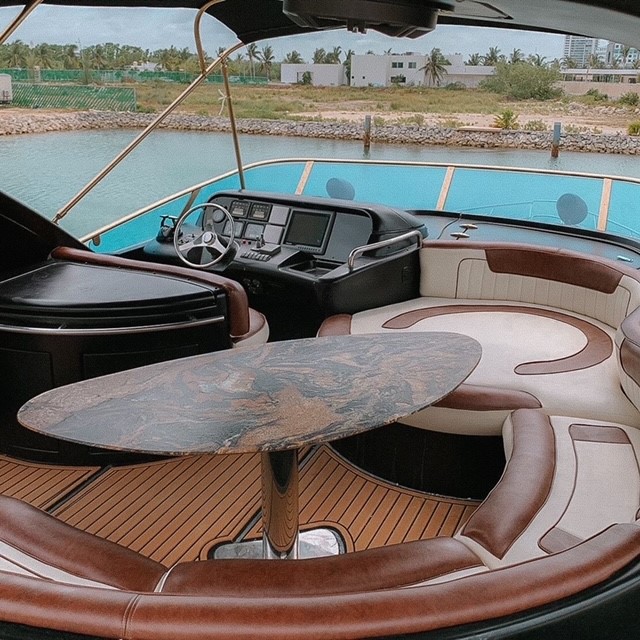 Fly deck of the Azimut 58 in Cancun