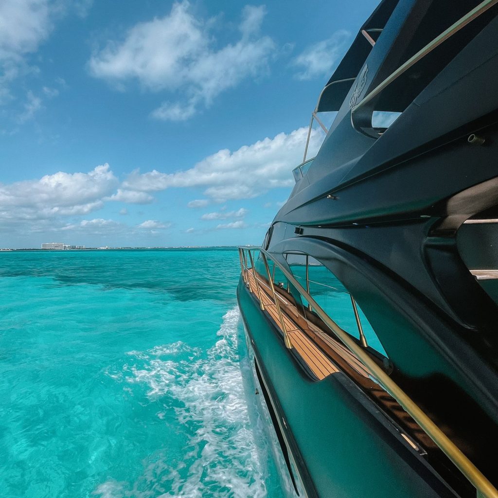 Black Azimut 58 anchored off Isla Mujeres