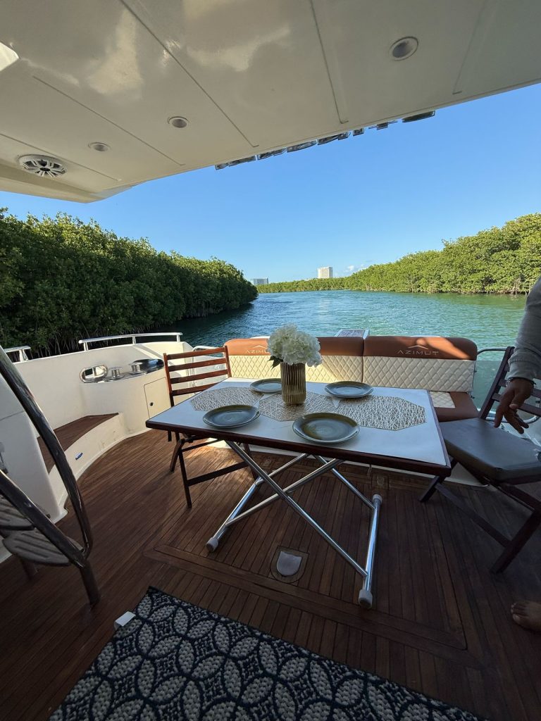 Dining area of the Azimut 60 in Cancun