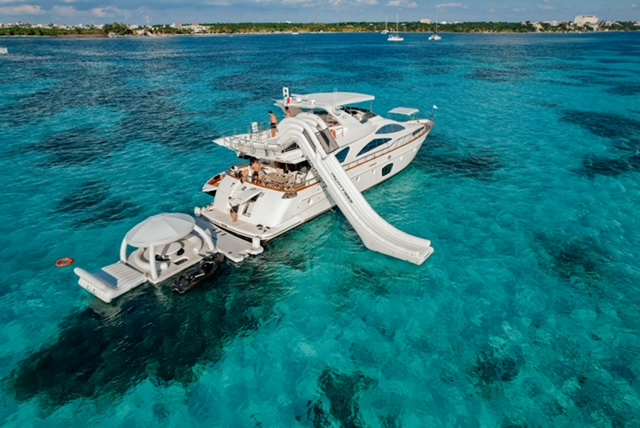 Azimut 80 ft yacht in Cancun with slide