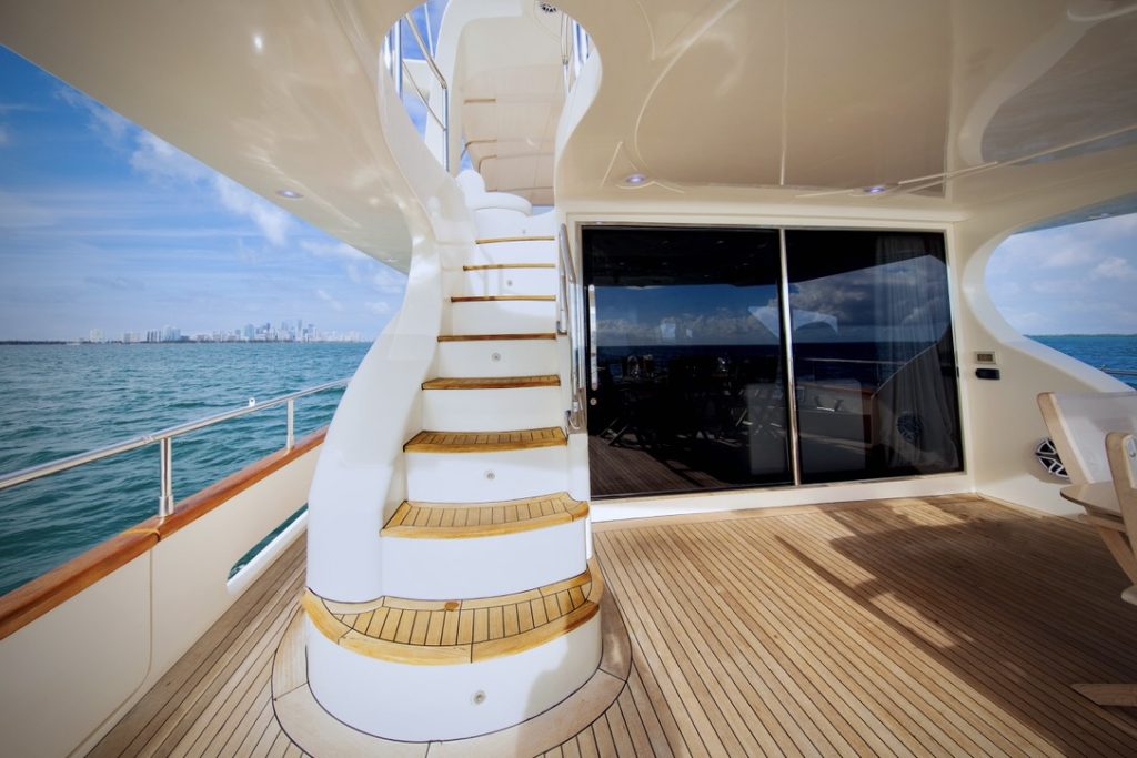 Stern of the Azimut 80 yacht