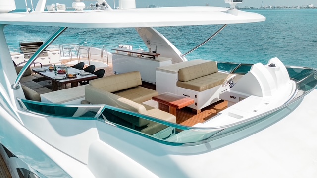 Fly deck of the Azimut 95 at Isla Mujeres