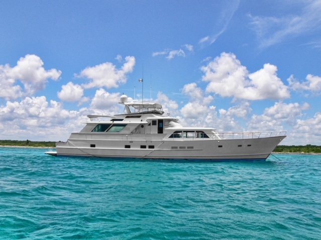 yacht rentals - burger 80 completo