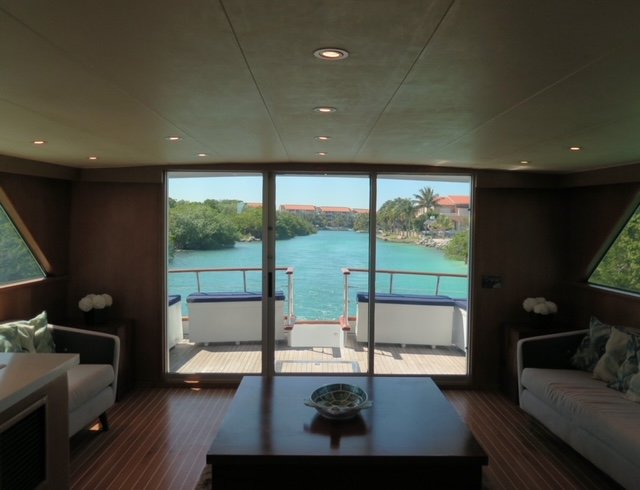 yacht rentals - burger 80 salon-3
