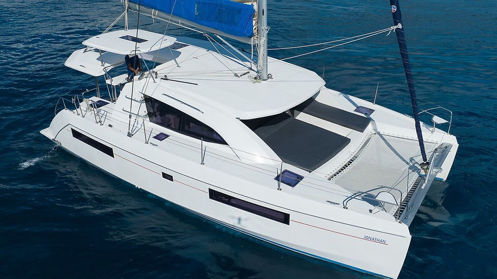 Riviera Maya yacht rentals - LEOPARD 40 bow and stern