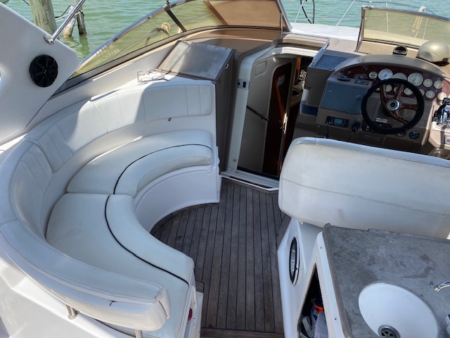 Midship seating on the Regal 35