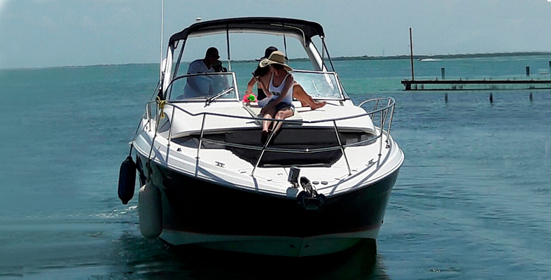 Regal 35 cruising in Cancun