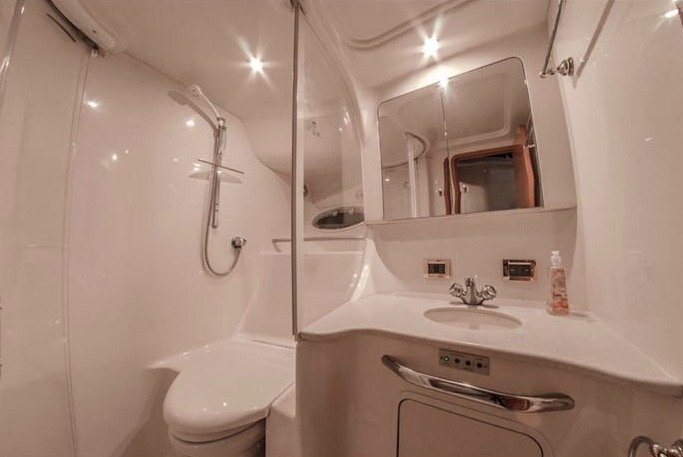 yacht rentals - Sea Ray 51 bathroom