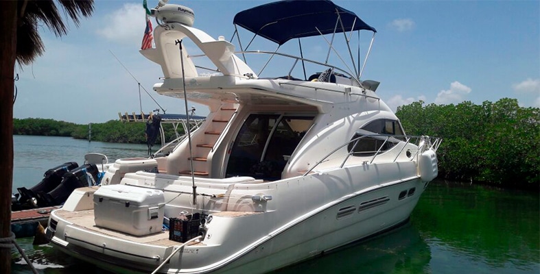 Renta del Sealine 45 con flydeck en Cancun