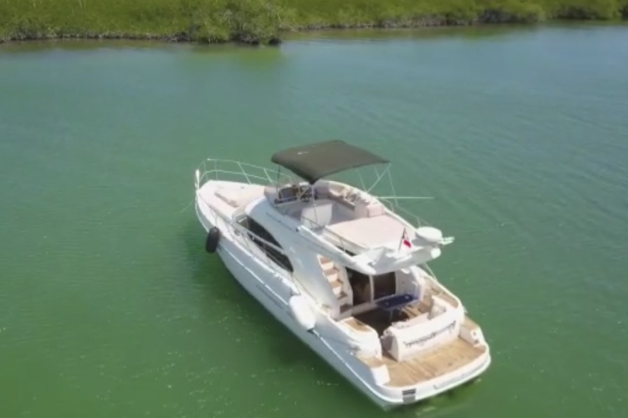 Sealine 45 yacht rental in Cancun