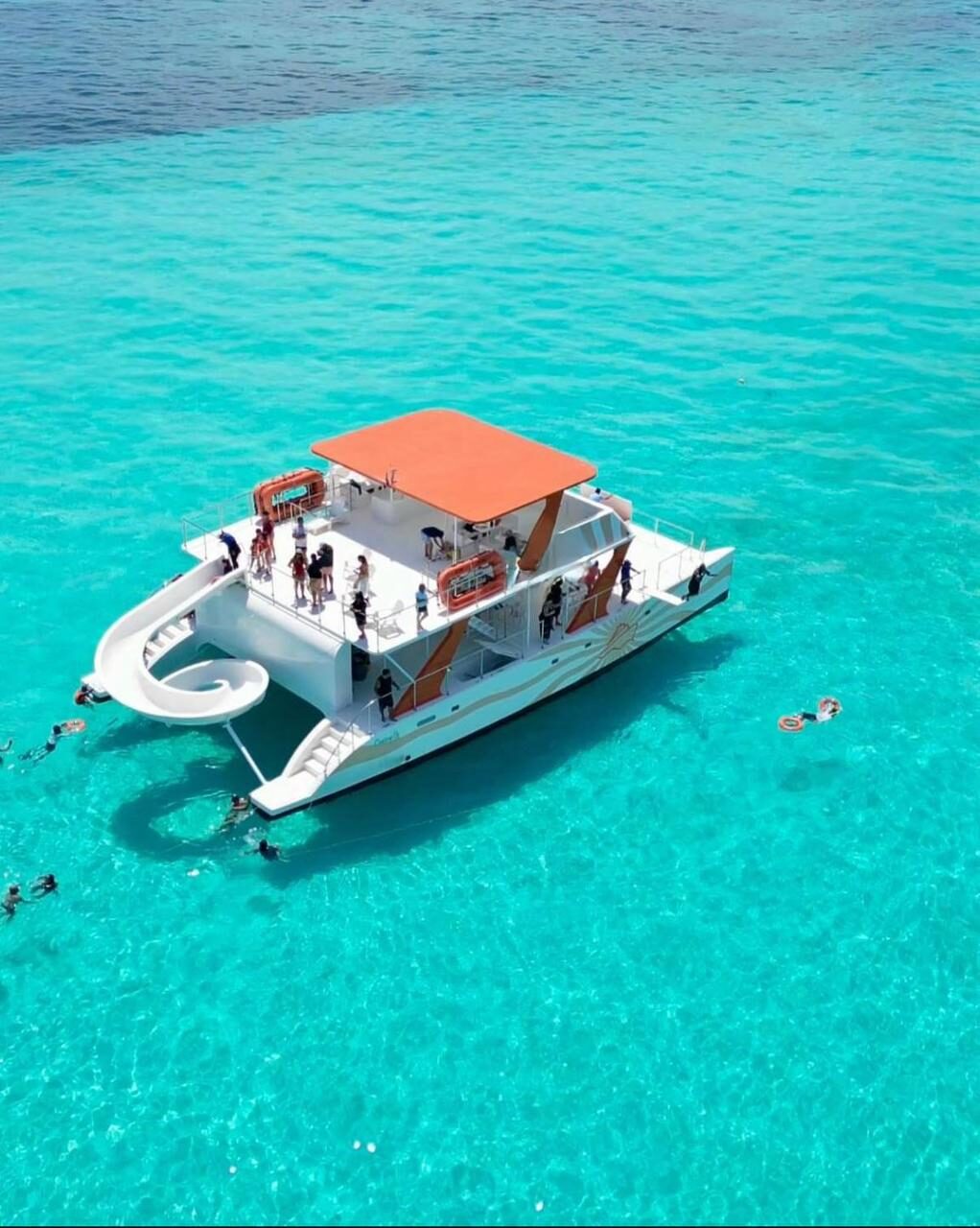 Barco de fiesta con tobogan en Cancun para eventos