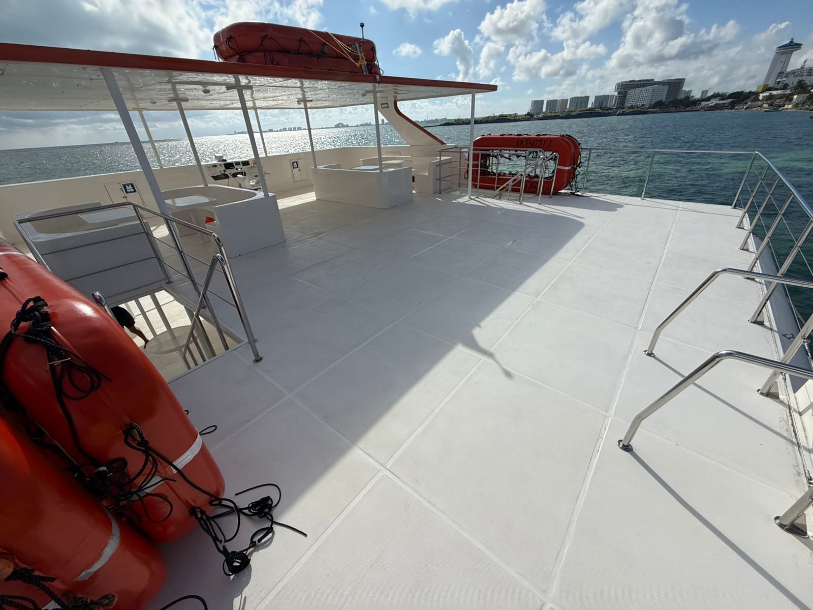 Open-air upper deck for groups and events