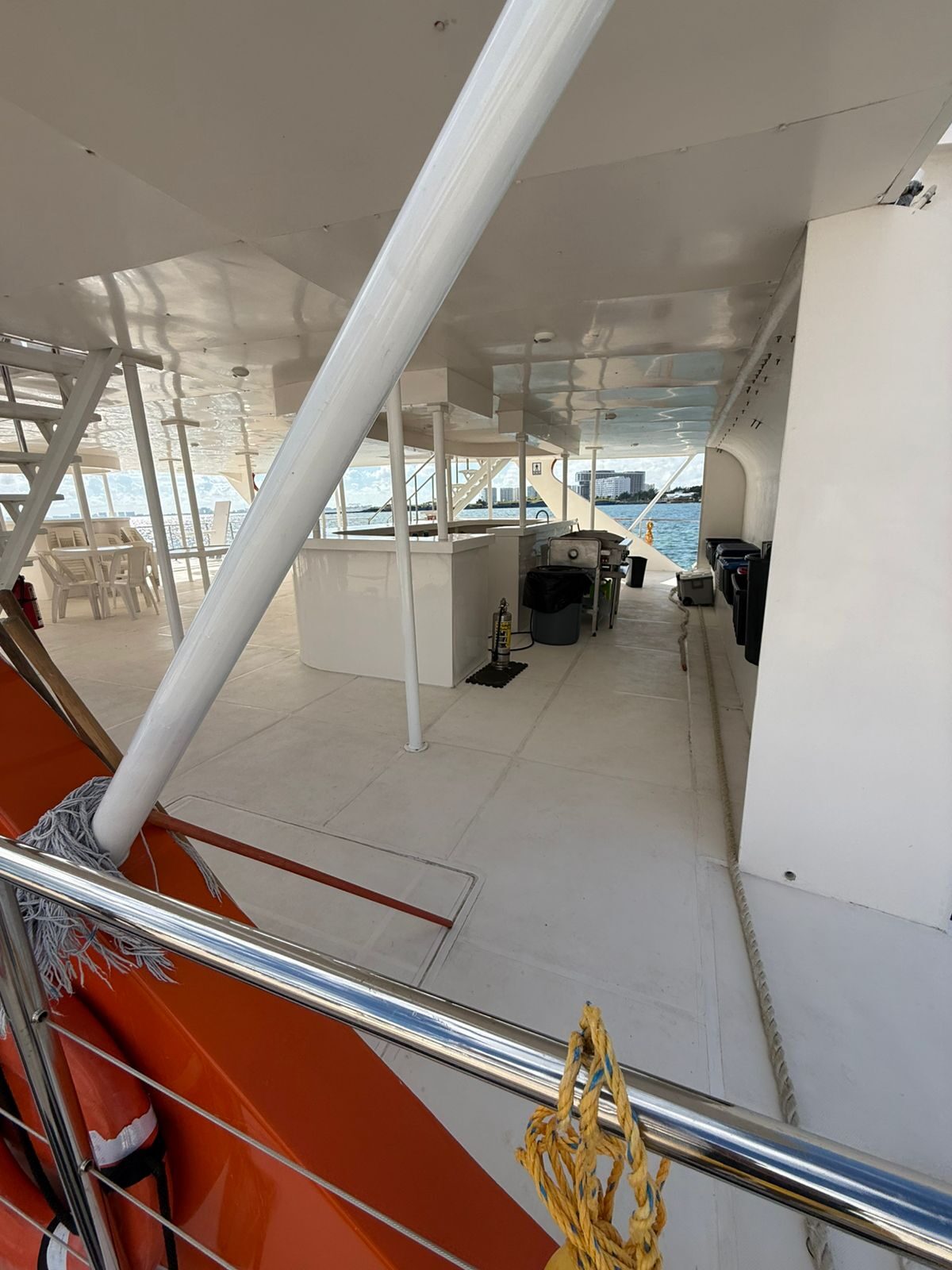 Open bar drinks on the party boat
