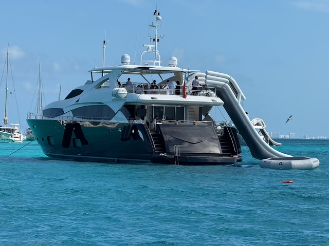 Sunseeker 120 anchored at Isla Mujeres