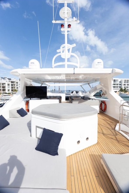Flybridge with jacuzzi on the Sunseeker 120