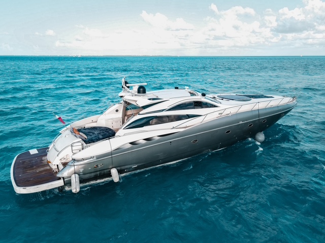 Sunseeker 75 cruising off Cancun