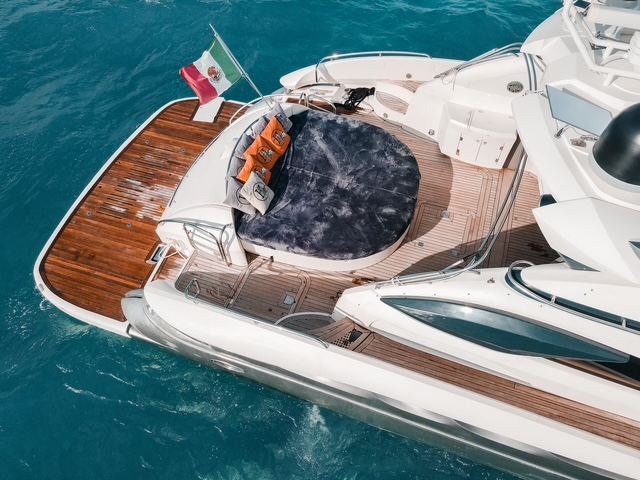 Sunseeker 75 stern at Isla Mujeres