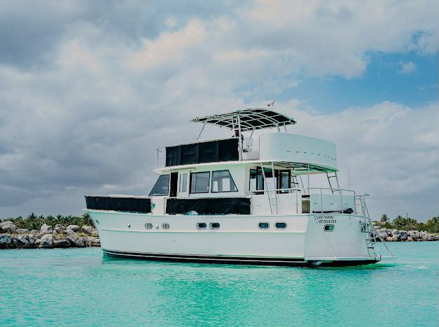 53 footer hatteras boat for groups in Riviera Maya